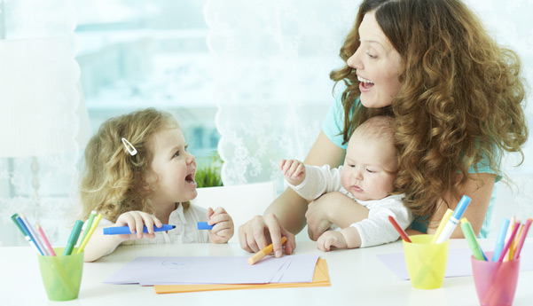 Assistante maternelle au travail avec des enfants