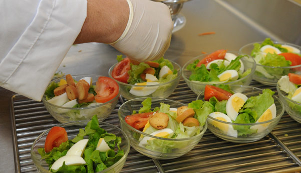 Un cuisinier préparant des salades