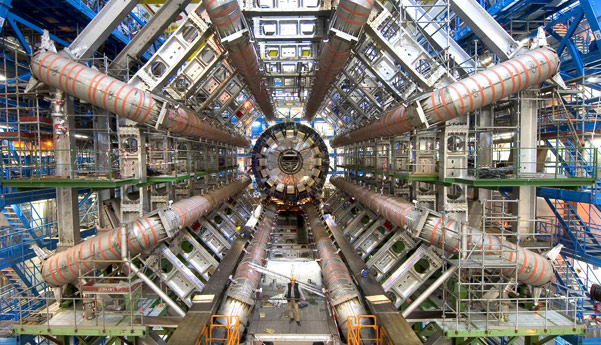 Détecteur ATLAS de l'accélérateur LHC situé à 100 mètres sous terre près de Genève. Il sonde les particules élémentaires issues des collisions entre protons.  © Cern