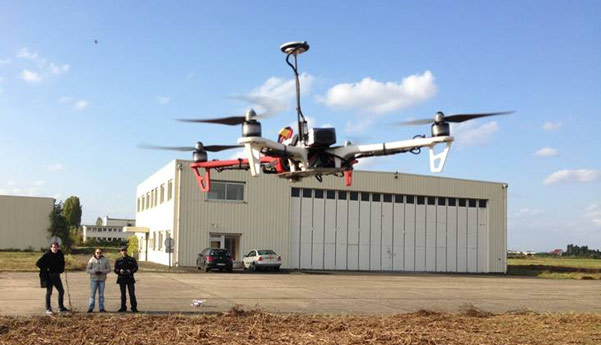Un drone en vol sur la BA 217 de Brétigny © Drones-Center