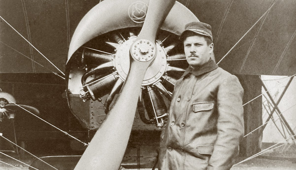 En 1917, Tonton Lulu devant un avion de l'escadrille SPAD 12